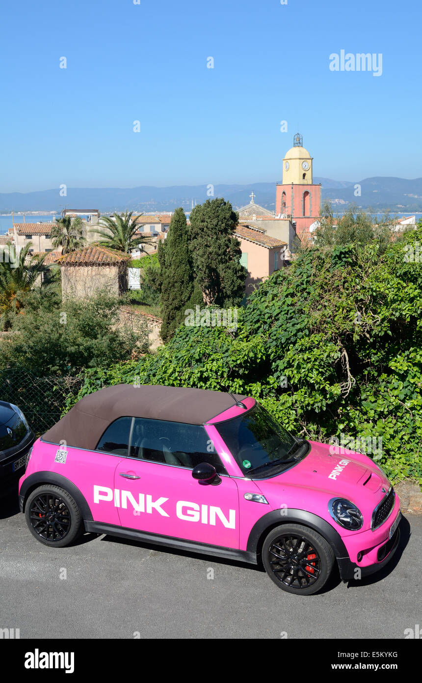 Pink Gin Werbung Auto Werbung Auto oder rosa Mini Cooper Cabrio vor Blick auf Saint Tropez Altstadt Var Côte d'Azur Provence Frankreich Stockfoto