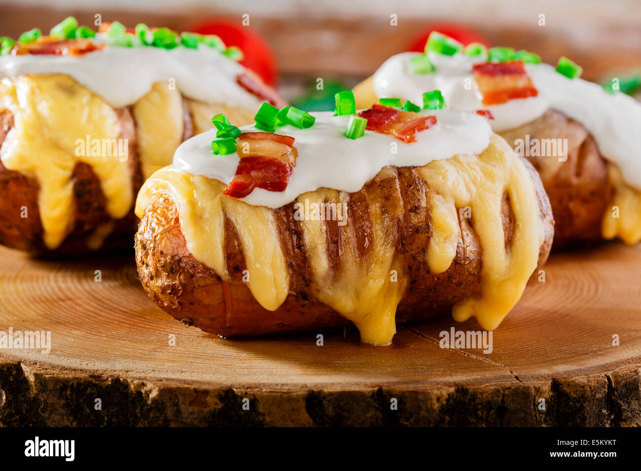 gebackene Kartoffel mit Käse und Soße Stockfoto