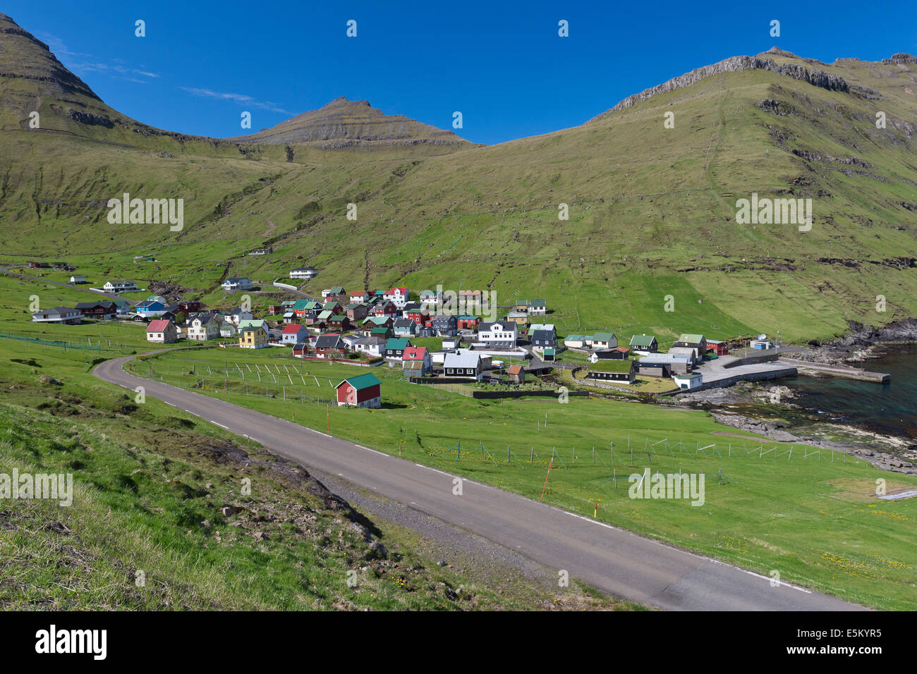 Stadtbild von Funningur, Funningsfjørður Fjord, Eysturoy, Färöer-Inseln, Dänemark Stockfoto