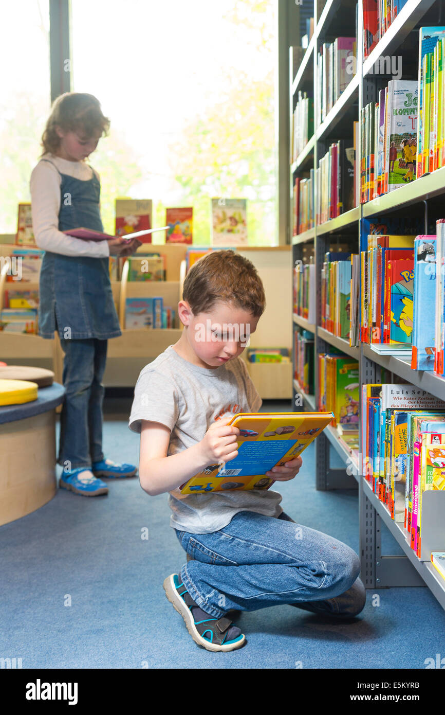 Kinder lesen Bücher in einer öffentlichen Bibliothek, Sachsen, Deutschland Stockfoto