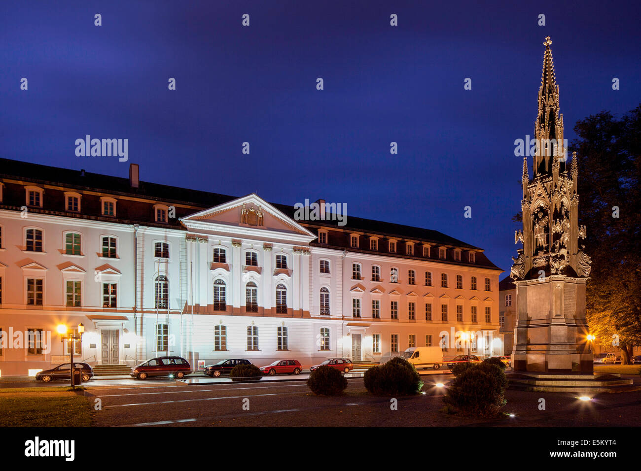 Hauptgebäude der Universität Greifswald, das Rubenow-Denkmal von Friedrich August Stüler auf der rechten Seite Stockfoto