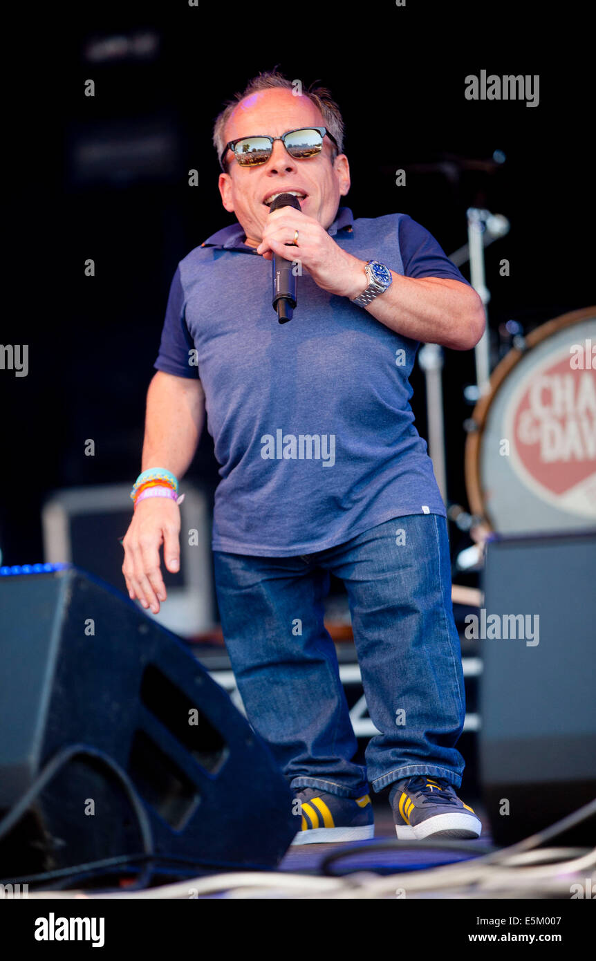 Lulworth Castle, East Lulworth, Dorset, UK. 3. August 2014. Warwick Davis präsentiert "Chas & Dave" auf der Bühne am Camp Bestival Lulworth Castle in Dorset, England.  Bildnachweis: Brian Jordan/Alamy Live News Stockfoto