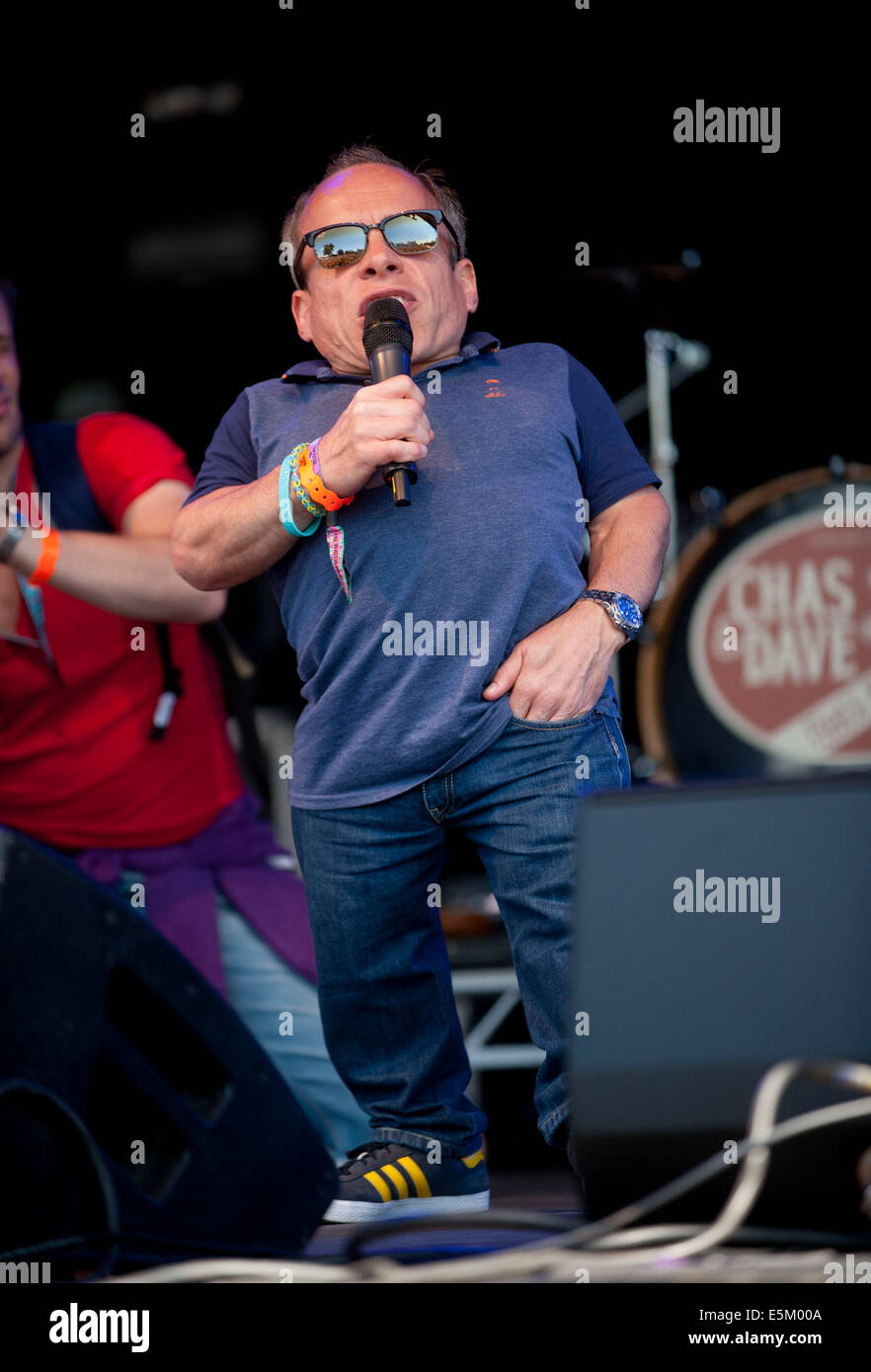 Lulworth Castle, East Lulworth, Dorset, UK. 3. August 2014. Warwick Davis präsentiert "Chas & Dave" auf der Bühne am Camp Bestival Lulworth Castle in Dorset, England.  Bildnachweis: Brian Jordan/Alamy Live News Stockfoto