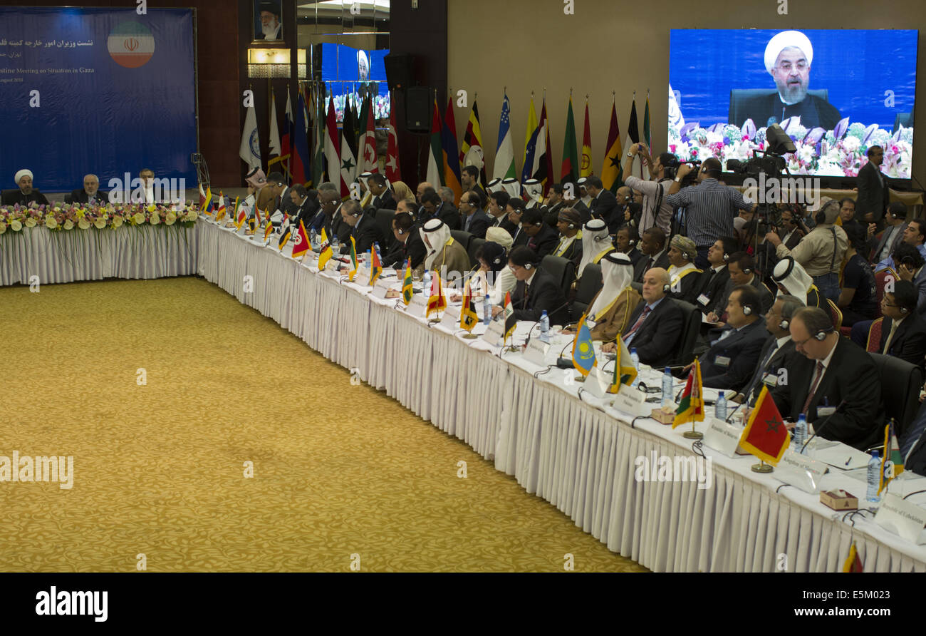 Teheran, Iran. 4. August 2014. Der iranische Präsident HASSAN ROUHANI spricht anlässlich der Eröffnung der blockfreien Bewegung Ministerausschuss über Palästina Tagung zur Situation in Gaza, in Teheran. Morteza Nikoubazl/ZUMAPRESS Credit: Morteza Nikoubazl/ZUMA Draht/Alamy Live-Nachrichten Stockfoto