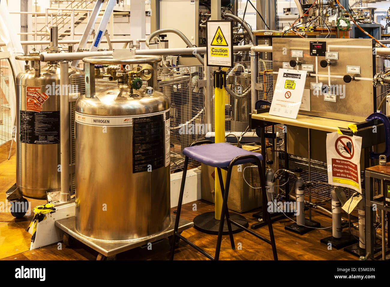 Eine Wissenschaft Labor Durchführung von Forschung mit flüssigem Stickstoff. Stockfoto