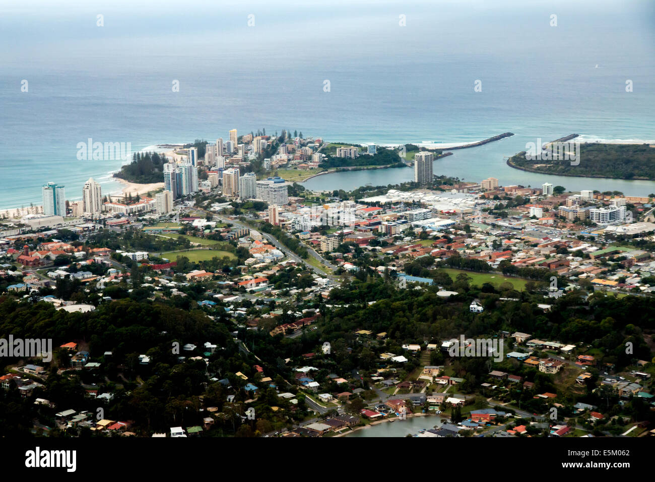 Blick hinunter auf Coolangatta und Tweed Heads an der Grenze Queensland und New South Wales in Australien Stockfoto