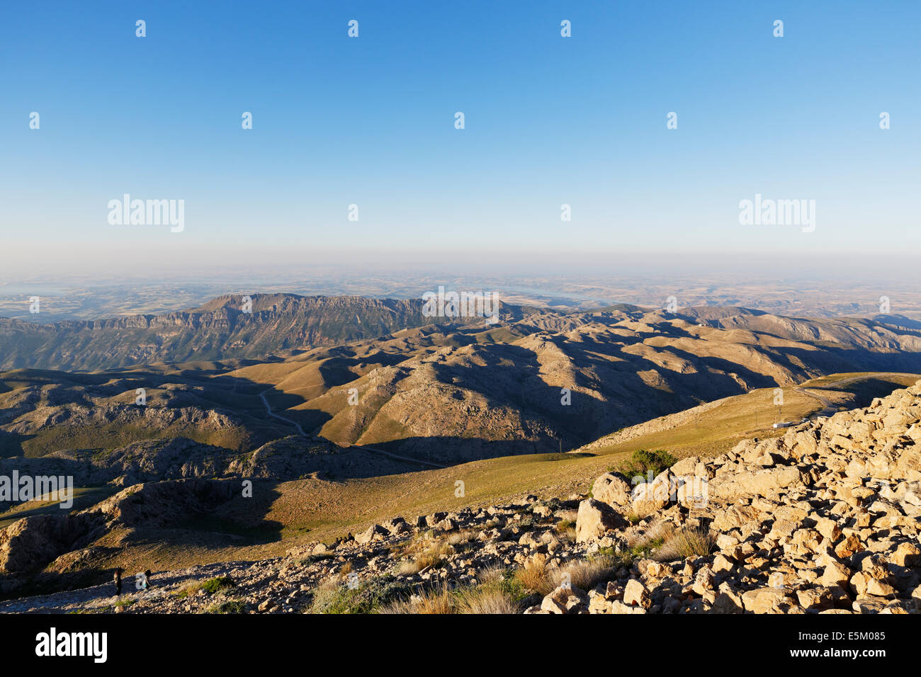Blick vom Mount Nemrut in Richtung Süden über den Damm von Atatürk, Nemrut Dagi, Provinz Adiyaman, südöstliche Anatolia Region Stockfoto