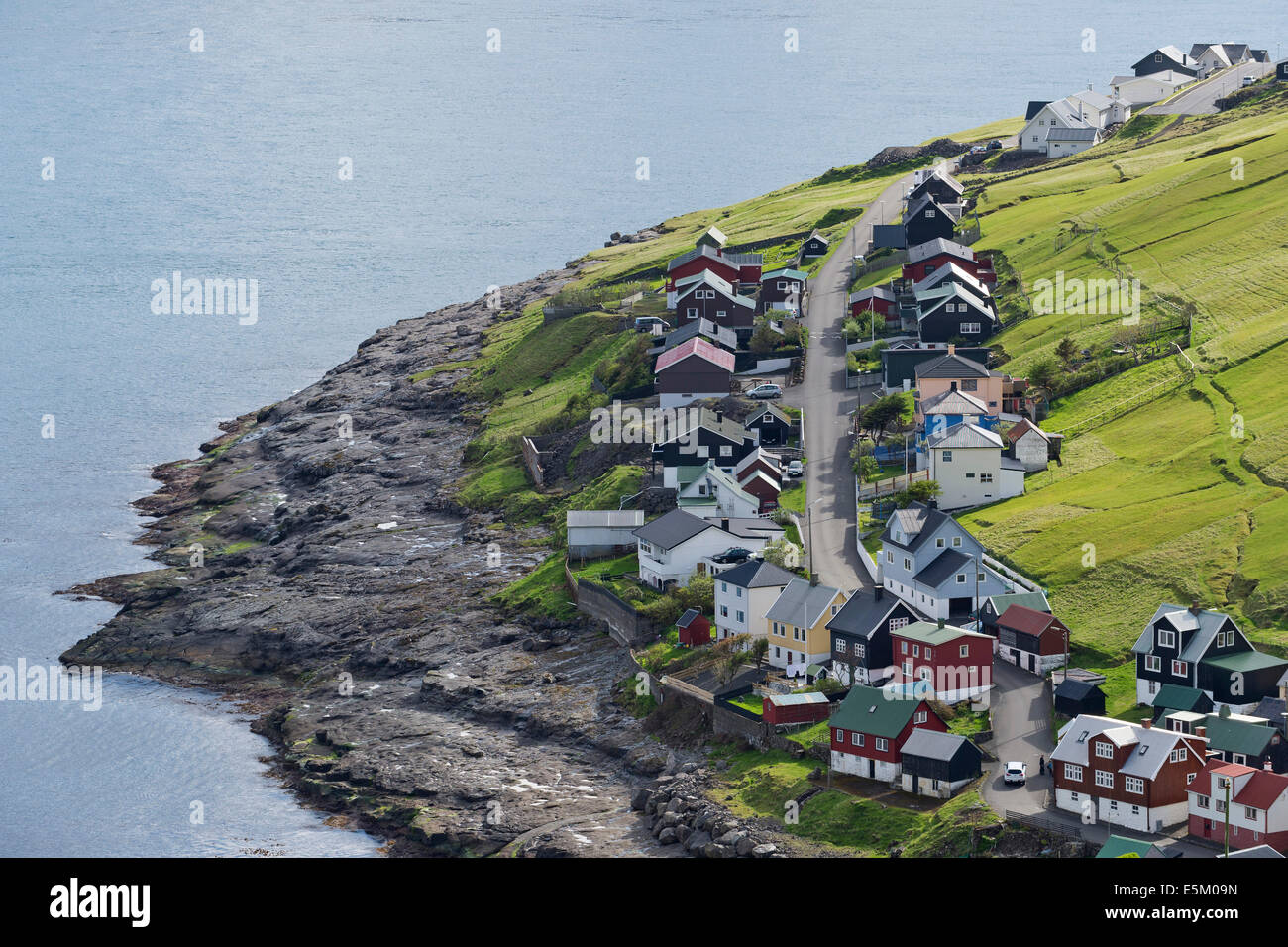 Häuser am Meer, Kvívík, Streymoy, Färöer-Inseln, Dänemark Stockfoto