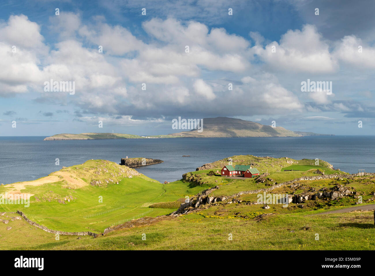 Nolsoy Island, gesehen von Hoyvík auf Streymoy, Färöer-Inseln, Dänemark Stockfoto