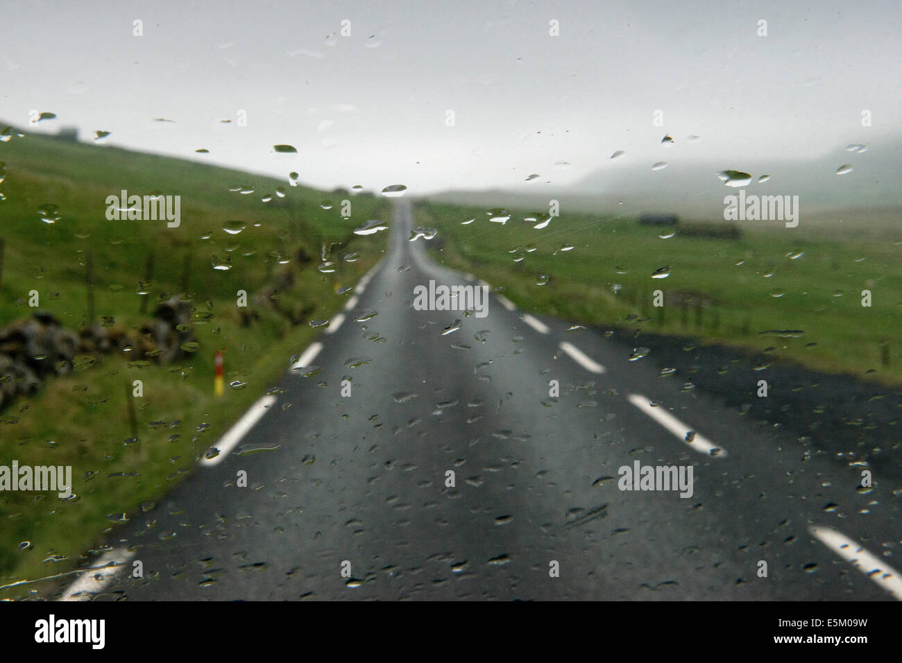 Regen auf der Windschutzscheibe, Straße, Sandoy, Färöer Inseln, Dänemark Stockfoto