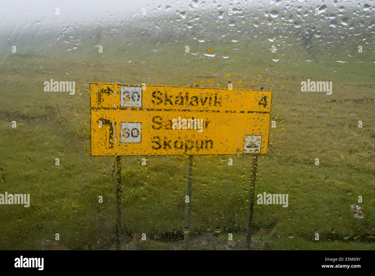 Regen auf der Windschutzscheibe, Wegweiser, Sandoy, Färöer Inseln, Dänemark Stockfoto