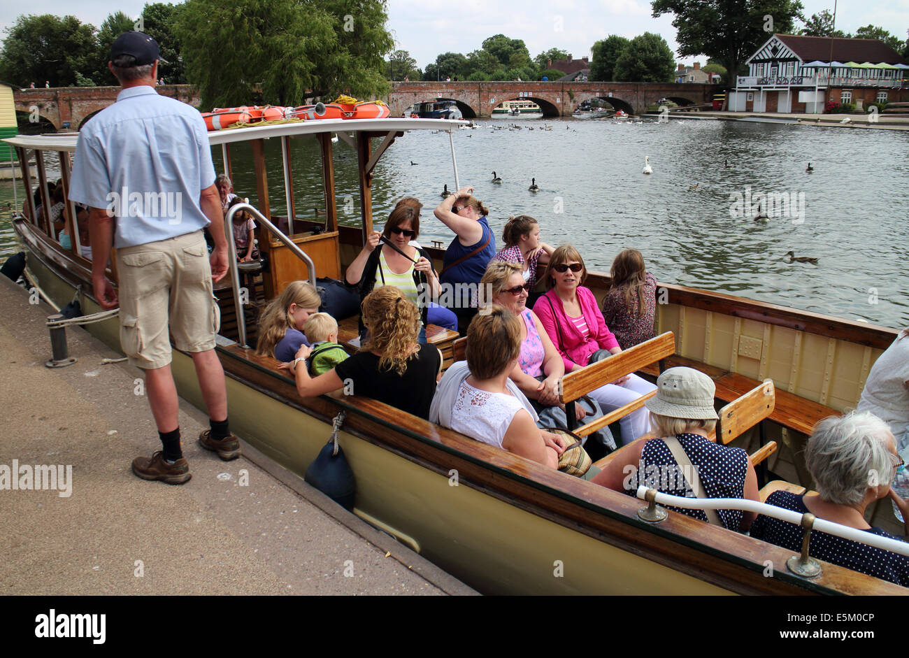 Menschen auf einem Fluss Avon Reise Boot, London, UK Stockfoto