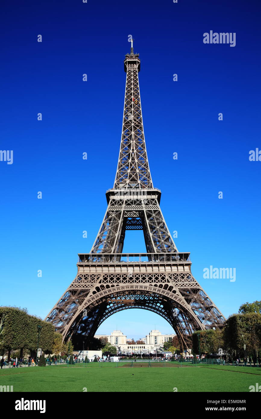 Der Eiffel-Turm auf dem Champ De Mars in Paris, Frankreich, ist 300 m hoch und Baujahr 1889 Stockfoto