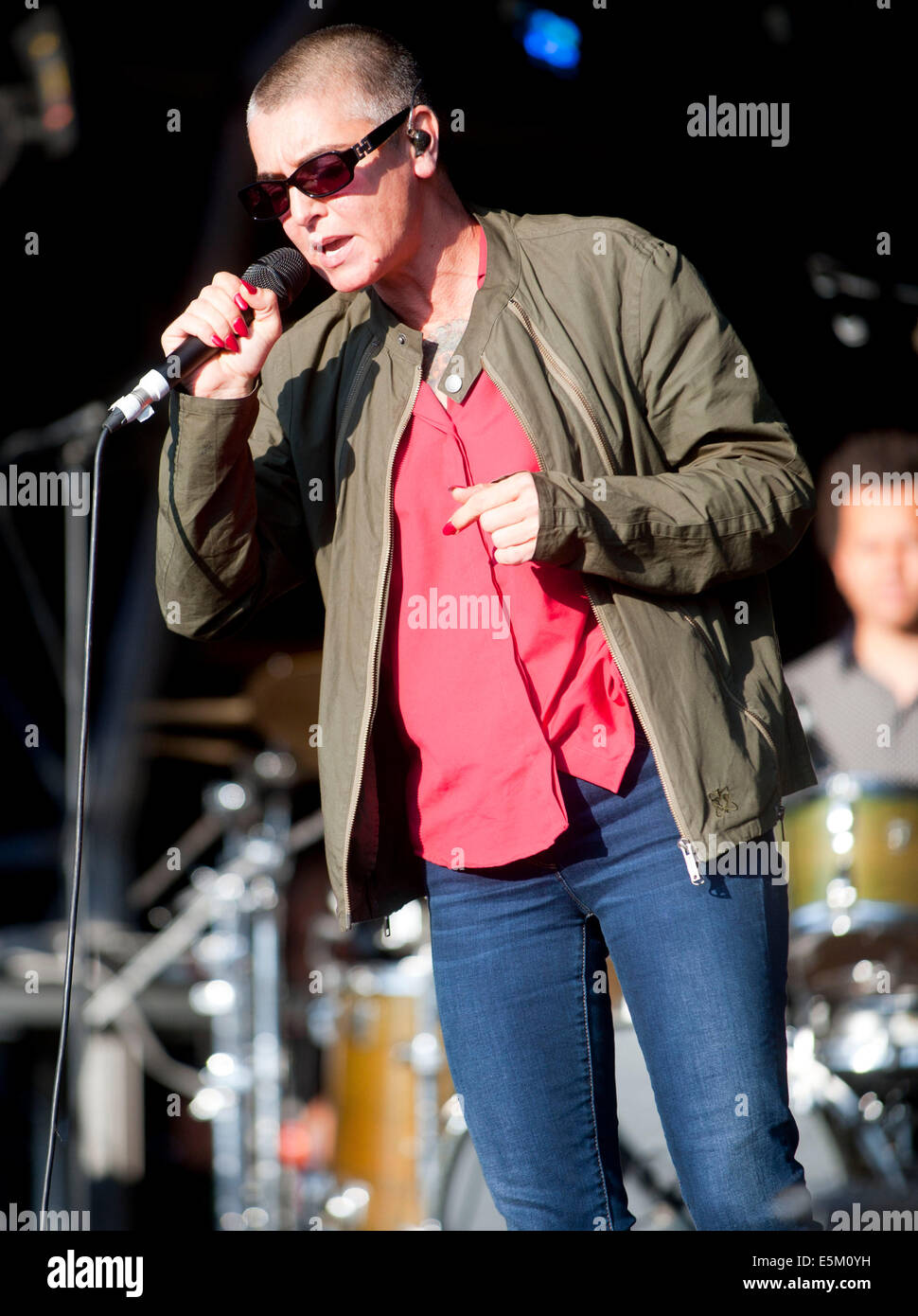 Lulworth Castle, Dorset, UK. 3. August 2014. Sinéad O'Connor erklingt auf der Bühne in Camp Bestival Lulworth Castle in Dorset, England. 3. August 2014 Credit: Brian Jordan/Alamy Live News Stockfoto