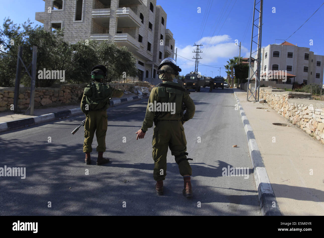 Al-Bireh, West Bank, Palästina. 3. August 2014. Israelische Soldaten Wache während einer Operation Sturm in der Westbank-Stadt von Al-Bireh, am 3. August 2014 © Shadi Hatem/APA Bilder/ZUMA Draht/Alamy Live News Stockfoto