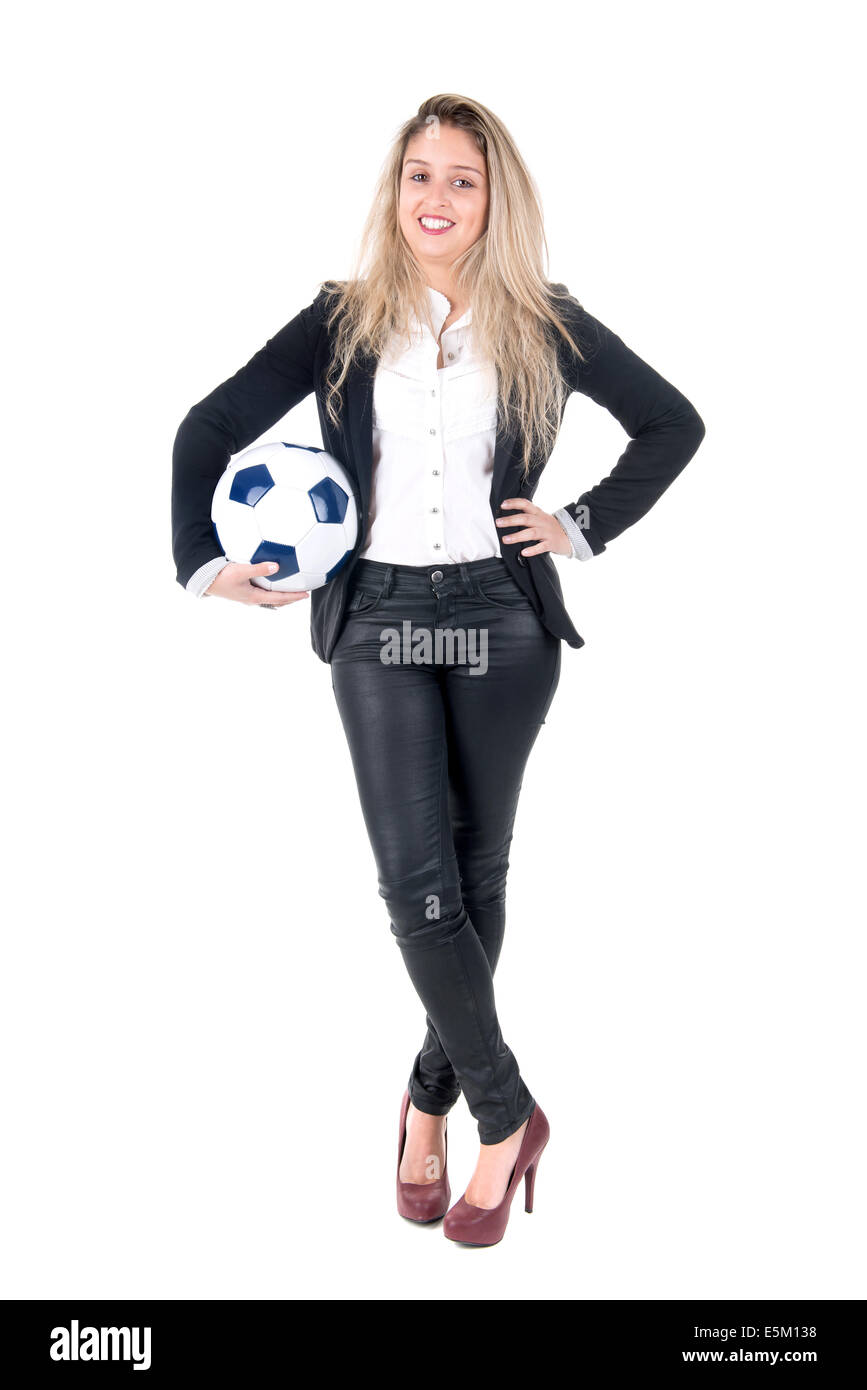 Geschäftsfrau posiert mit Fußball Stockfoto