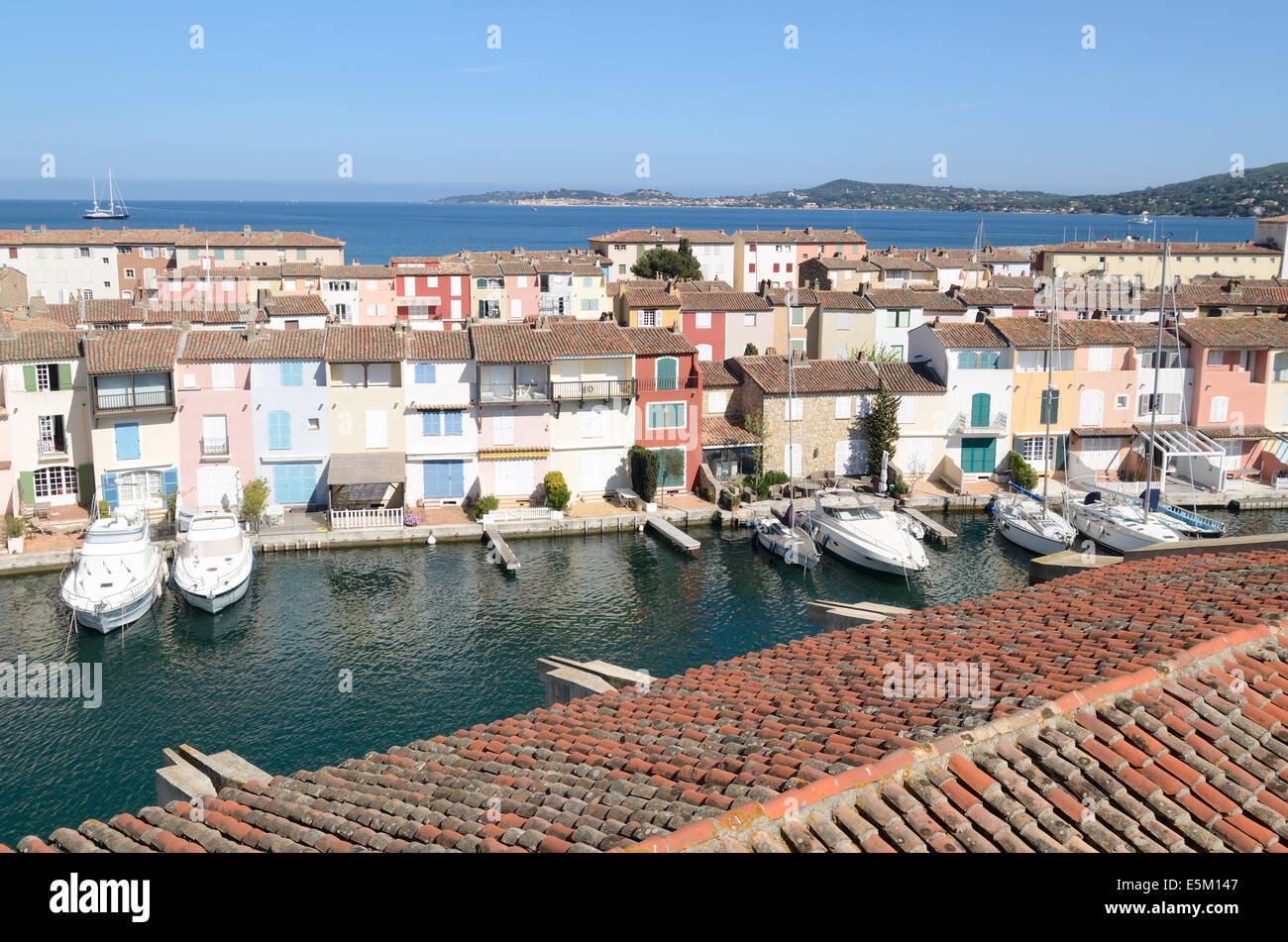 Blick über Dächer, Yachten & Häuser im Resort Stadt Port Grimaud Var Côte d ' Azur Provence Frankreich Stockfoto