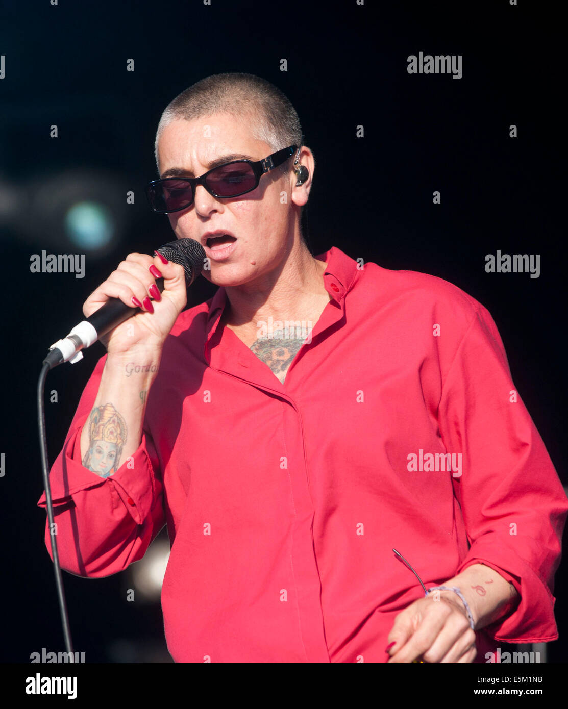 Lulworth Castle, Dorset, UK. 3. August 2014. Sinéad O'Connor erklingt auf der Bühne in Camp Bestival Lulworth Castle in Dorset, England. 3. August 2014 Credit: Brian Jordan/Alamy Live News Stockfoto