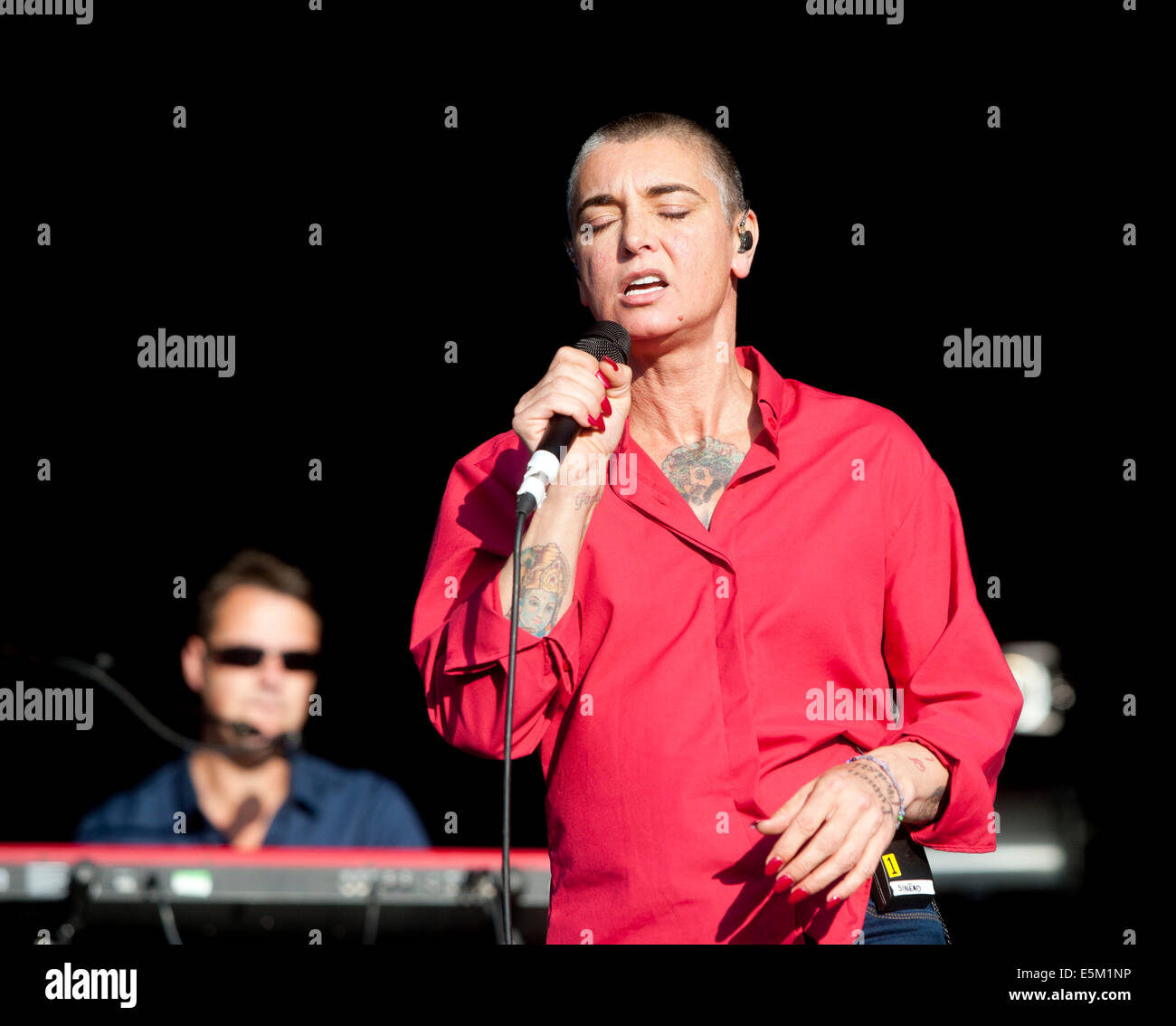 Lulworth Castle, Dorset, UK. 3. August 2014. Sinéad O'Connor erklingt auf der Bühne in Camp Bestival Lulworth Castle in Dorset, England. 3. August 2014 Credit: Brian Jordan/Alamy Live News Stockfoto