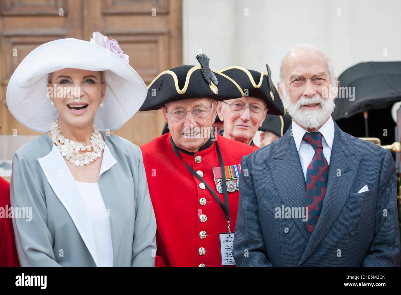 Royal Hospital Chelsea. London, UK. 4. August 2014. Chelsea Rentner versammeln sich am Royal Hospital Chelsea im Westen Londons, an eine Edwardian Auto Kavalkade durch central London im Rahmen des Jubiläums des 1. Weltkrieges teilzunehmen. Der Prinz & Prinzessin Michael von Kent posieren für die Medien im Royal Hospital Chelsea. Bildnachweis: Lee Thomas/Alamy Live-Nachrichten Stockfoto