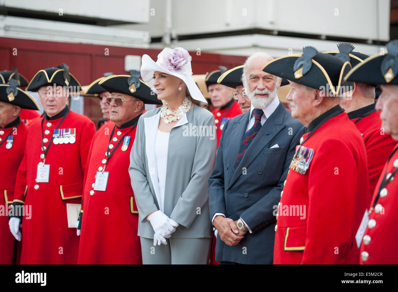Royal Hospital Chelsea. London, UK. 4. August 2014. Chelsea Rentner versammeln sich am Royal Hospital Chelsea im Westen Londons, an eine Edwardian Auto Kavalkade durch central London im Rahmen des Jubiläums des 1. Weltkrieges teilzunehmen. Der Prinz & Prinzessin Michael von Kent posieren für die Medien im Royal Hospital Chelsea. Bildnachweis: Lee Thomas/Alamy Live-Nachrichten Stockfoto