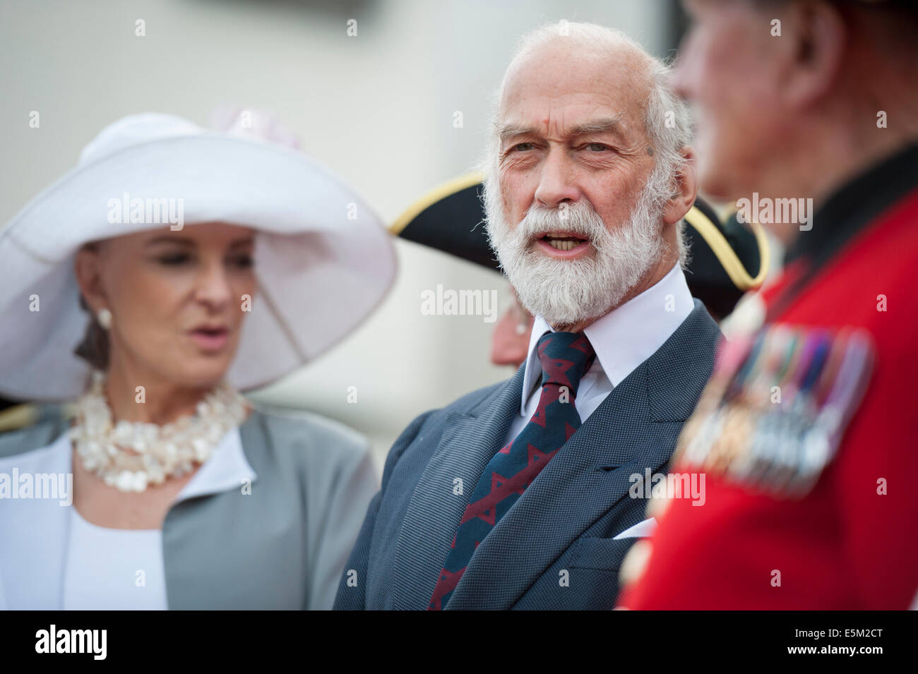 Chelsea Rentner versammeln sich am Royal Hospital Chelsea im Westen Londons, an eine Edwardian Auto Kavalkade durch central London im Rahmen des Jubiläums des 1. Weltkrieges teilzunehmen. Der Prinz & Prinzessin Michael von Kent posieren für die Medien im Royal Hospital Chelsea. Bildnachweis: Lee Thomas/Alamy Live-Nachrichten Stockfoto
