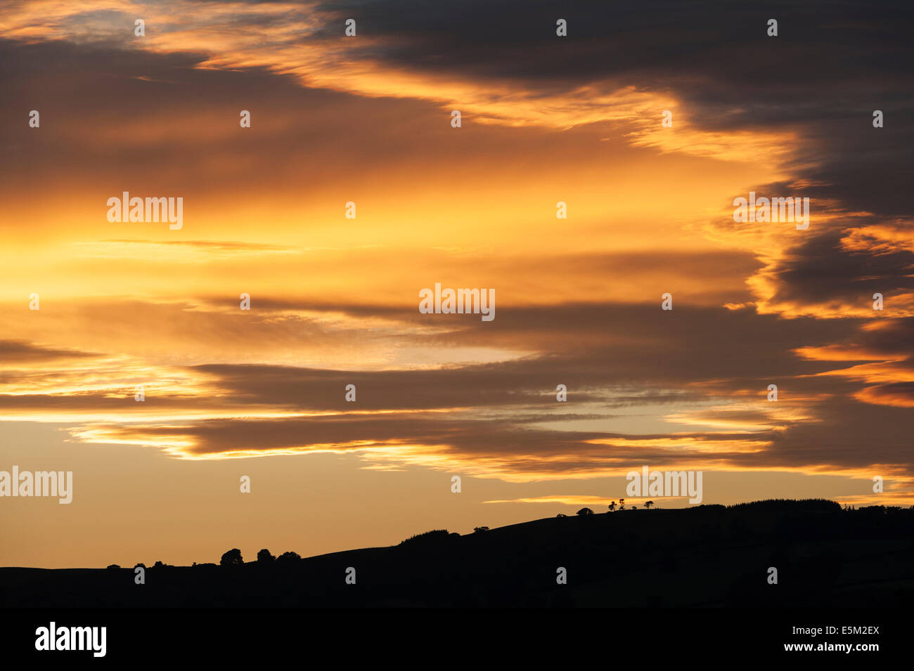 Ein wirklich spektakulärer Sonnenuntergang über der Stadt Presteigne im Zentrum von Wales, Großbritannien Stockfoto