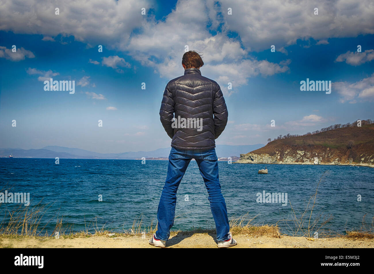 Porträt junger Mann im Anzug Gesicht zum Meer Stockfoto