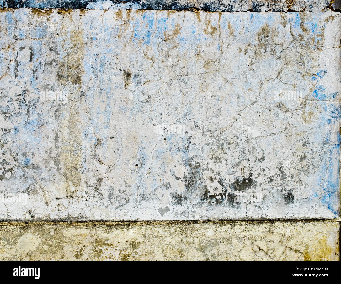 Blaue Farbe Textur in einer alten Steinmauer getragen. Stockfoto
