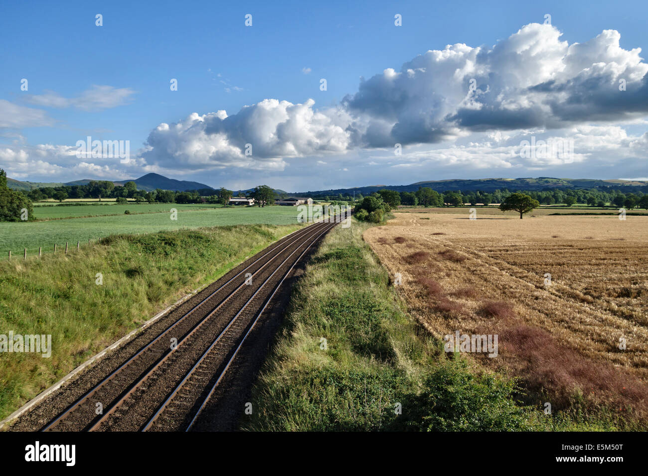 Die Welsh Marches-Eisenbahnlinie, Blick nach Süden in Richtung Caer Caradoc und Long Mynd in Shropshire, UK Stockfoto