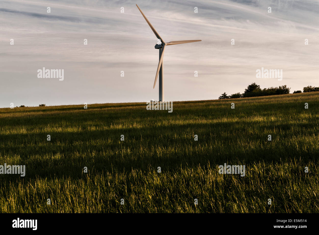 Eine einzelne Windkraftanlage in Wales, UK Stockfoto