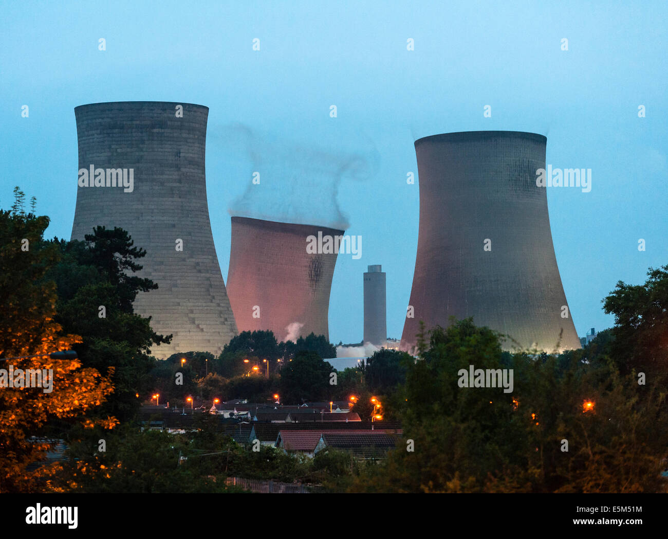 Didcot EIN Kraftwerk, Oxfordshire, Großbritannien. Der Abriss der berühmten Kühltürme am Morgen des 27. Juli 2014 Stockfoto