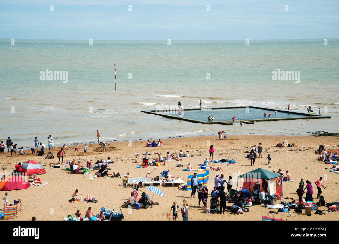 Broadstairs, Kent. Meer-Schwimmbad bei Ebbe mit überfüllten Strand Stockfoto