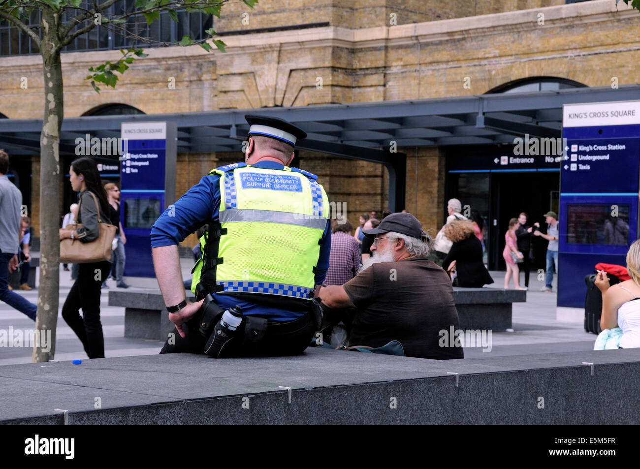 British Transport Police - Polizei Community Support Officer, Könige Cross Bahnhofsplatz, London England Großbritannien UK Stockfoto