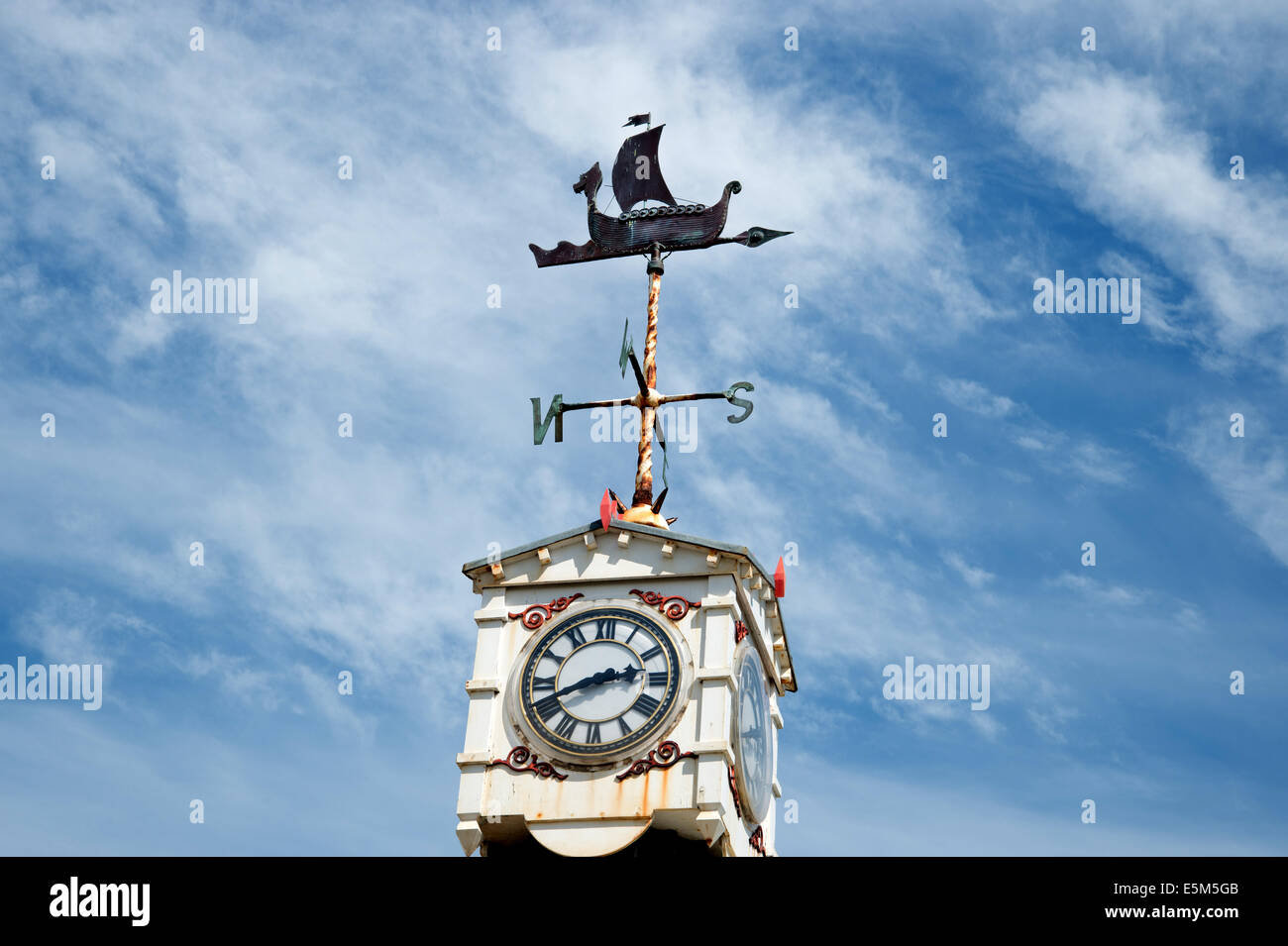 Broadstairs, Kent. Wetterfahne mit Uhr und ein Modellschiff an der Spitze Stockfoto