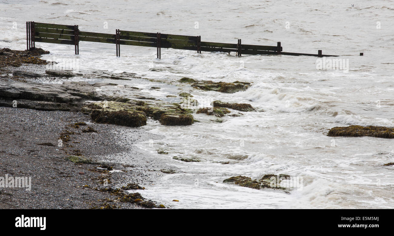 Einem hölzernen Wellenbrecher im Meer an der Küste von Workington, Cumbria. Stockfoto