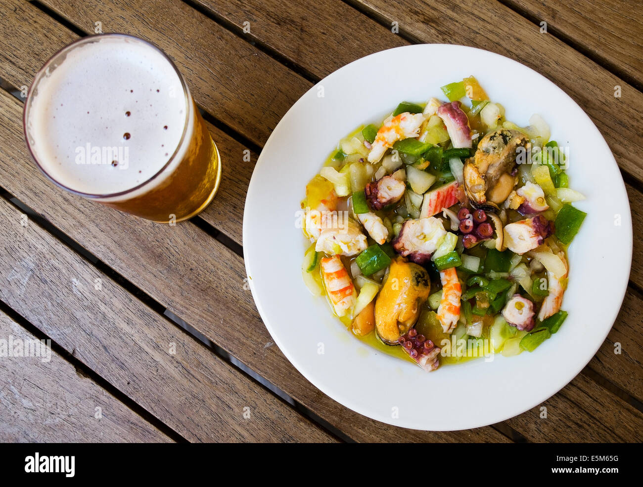 Salpicon de Marisco / Meeresfrüchte Salat. Typische spanische Tapas. Stockfoto