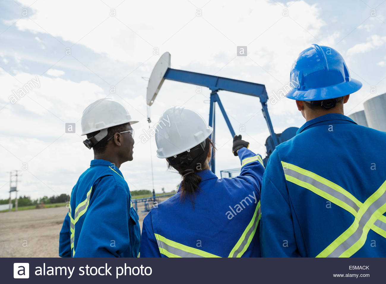 Arbeitnehmer, die betrachten Ölquelle Stockfoto