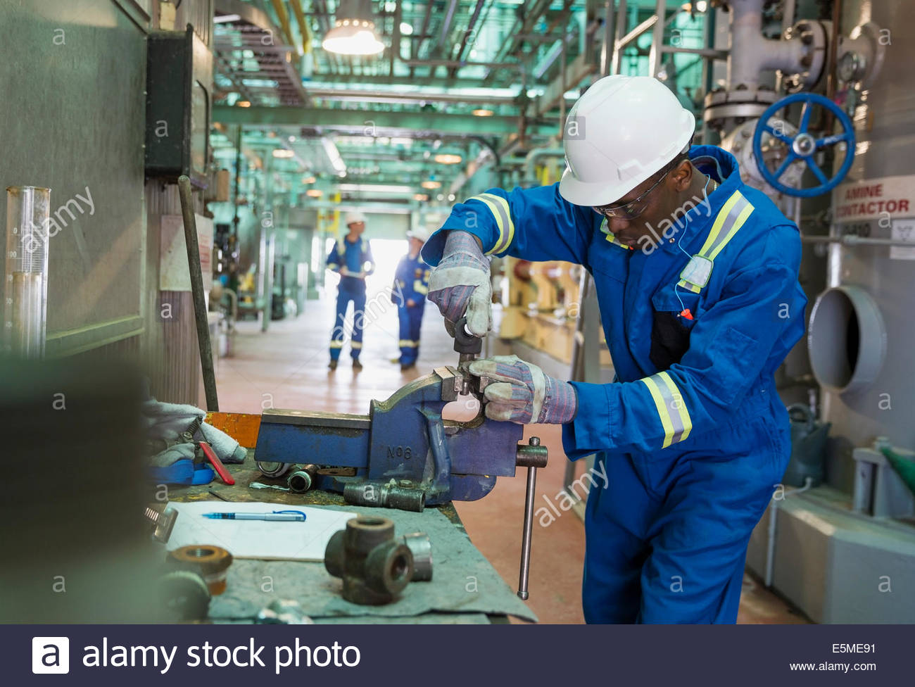 Männliche Arbeiter mit Schraubstock Griff in Gas-Anlage Stockfoto
