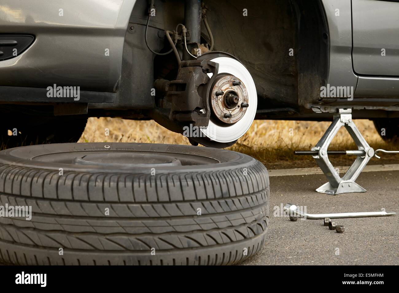 Reifenrad entfernen -Fotos und -Bildmaterial in hoher Auflösung – Alamy