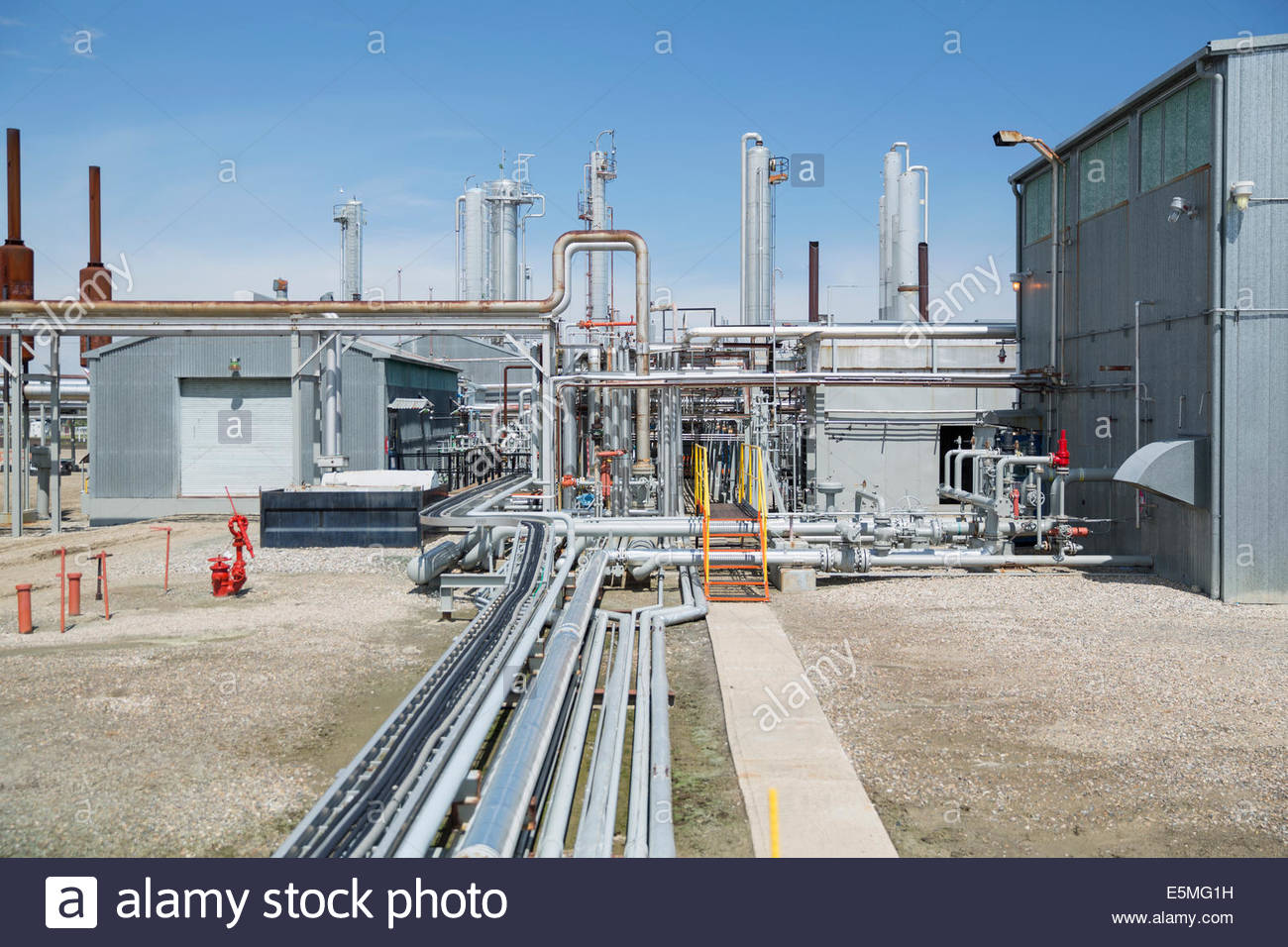 Rohrleitungen und Geräte bei Gasanlage Stockfoto