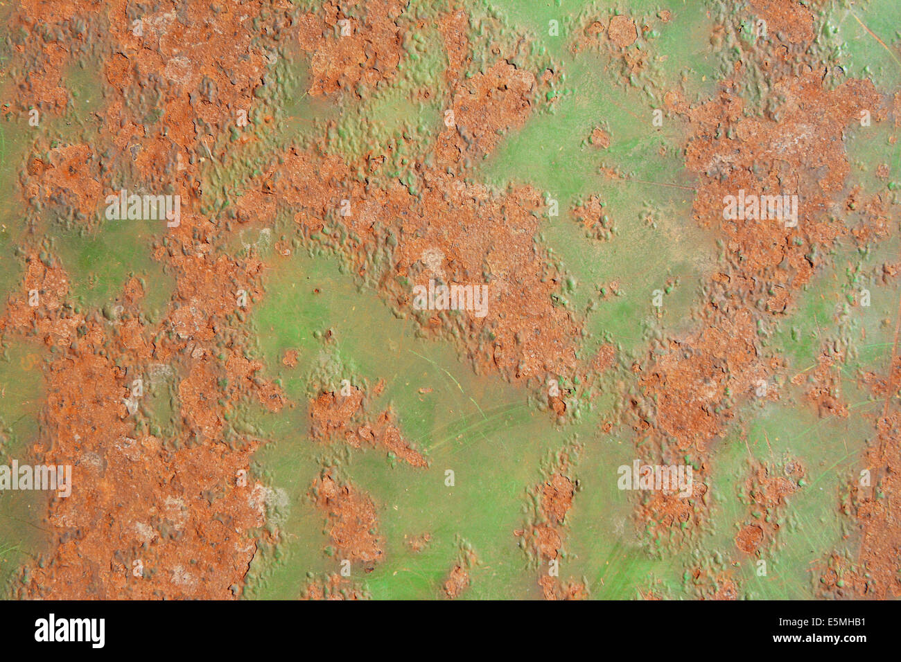 Verwitterte Blech mit peeling-grüne Farbe und große Flecken von Rost Stockfoto