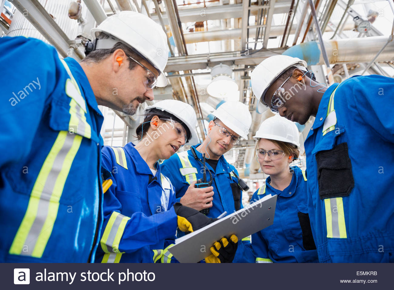 Arbeiter bei Gasanlage Stockfoto