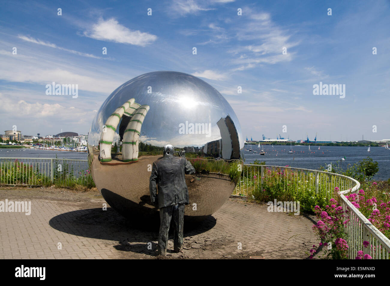 'A Private View"mit Blick auf Cardiff Bay, South Wales, UK. Stockfoto