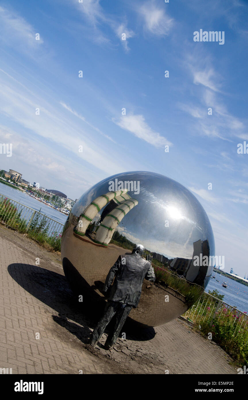 'A Private View"mit Blick auf Cardiff Bay, South Wales, UK. Stockfoto