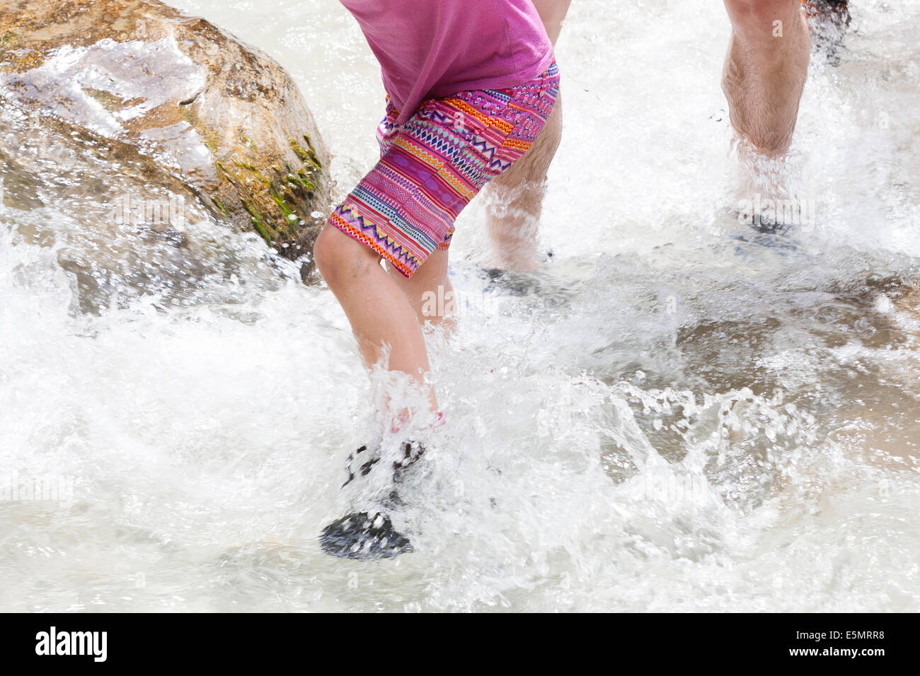 SAKLIKENT CANYON, Türkei Detail der Client Füße weiß Wasser beim Canyoning zu überqueren. Stockfoto