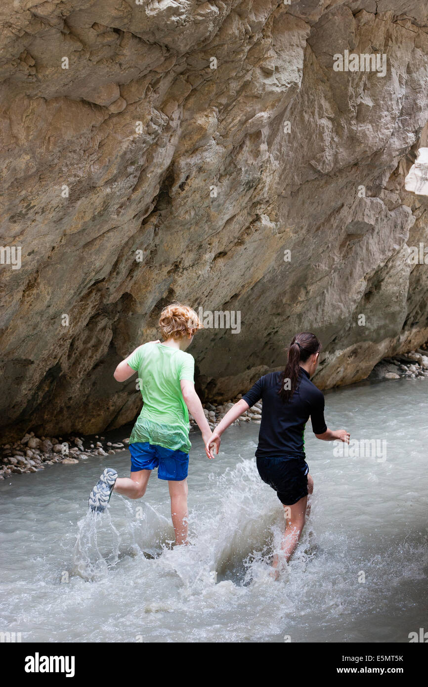 SAKLIKENT CANYON, Türkei junge Exodus Kunden Wasser treten. Stockfoto