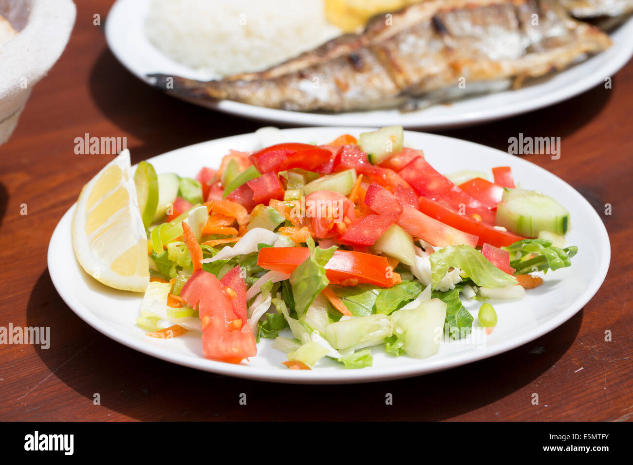 SAKLIKENT CANYON, Türkei Fish And Chips, Salat im Vordergrund. Stockfoto