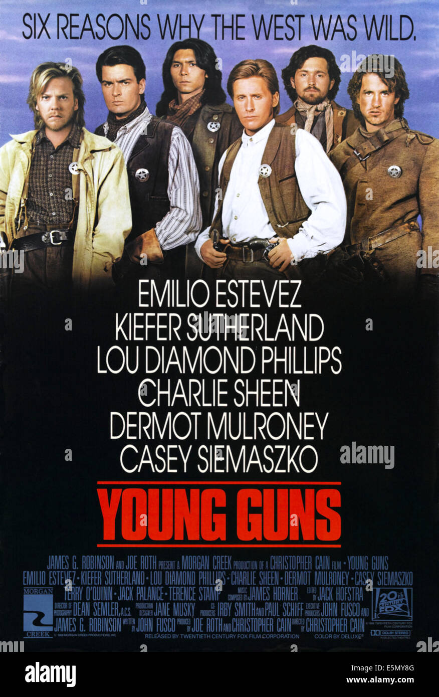 YOUNG GUNS, l-r: Kiefer Sutherland, Lou Diamond Phillips, Charlie Sheen, Emilio Estevez, Casey Siemaszko, Dermot Mulroney auf Stockfoto