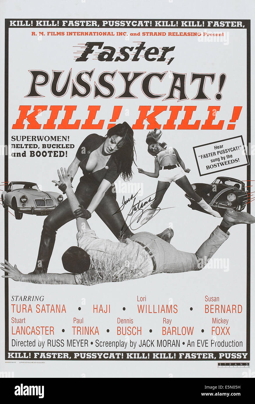 SCHNELLER, PUSSYCAT! KILL! KILL!, US-Poster, Stand Mitte: Tura Satana, auf dem Boden: Paul Trinka, rechts: Lori Williams am Stockfoto